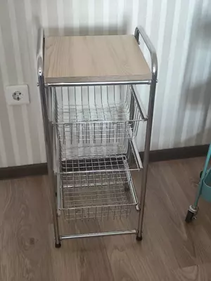 Трёхярусная металлическая этажерка.
